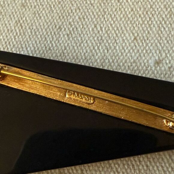 Monet Signed Modernist Black Lucite Pointer Vintage Brooch. - Picture 3 of 3